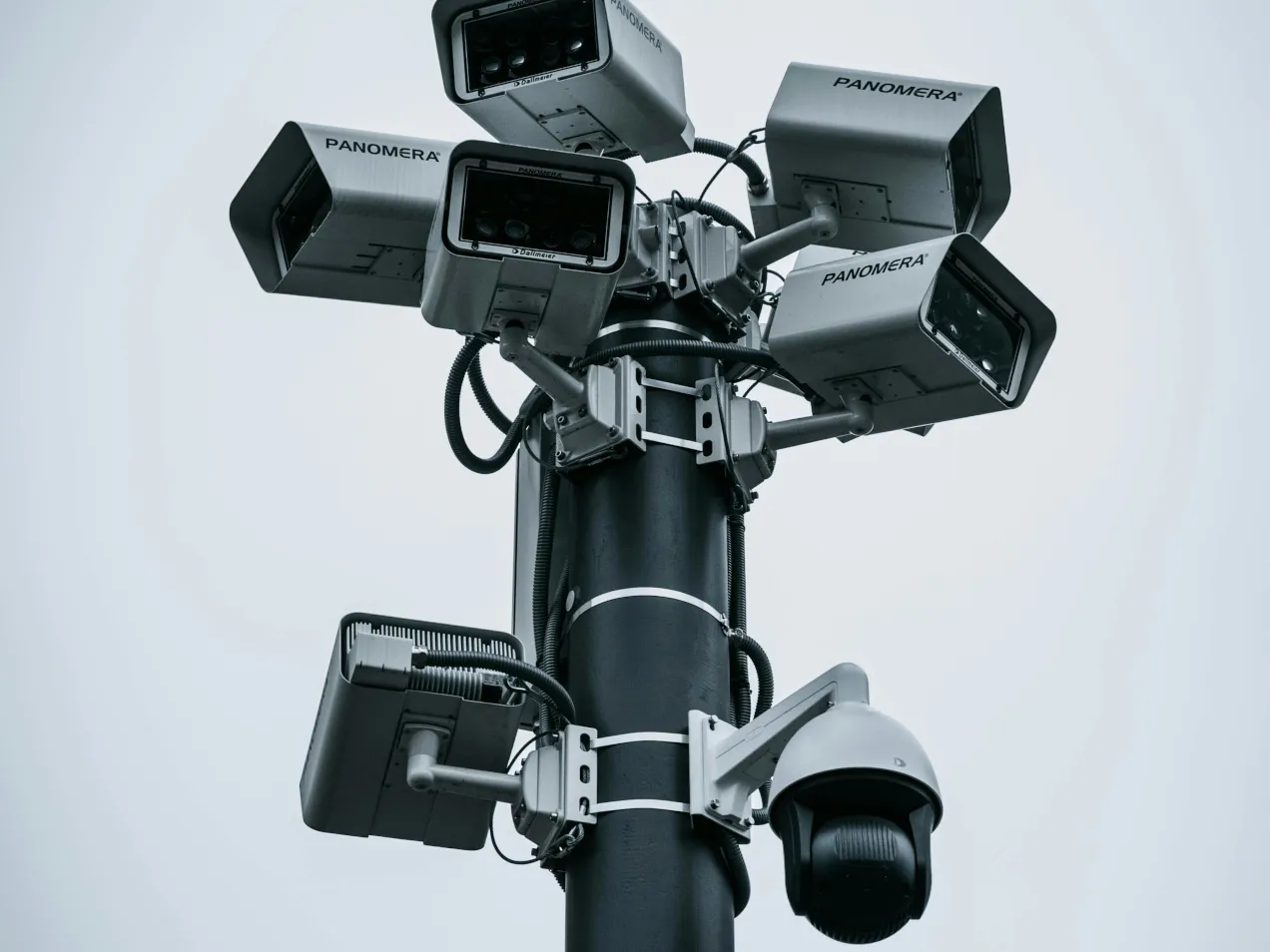 Nowoczesne kamery monitoringu zamontowane na słupie wykorzystywane w systemach bezpieczeństwa SDX Security